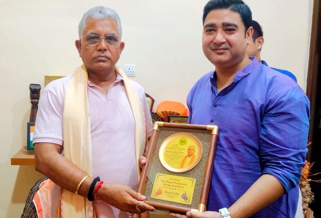 Presenting a memento on behalf of the West Bengal Progressive Boxing Association.